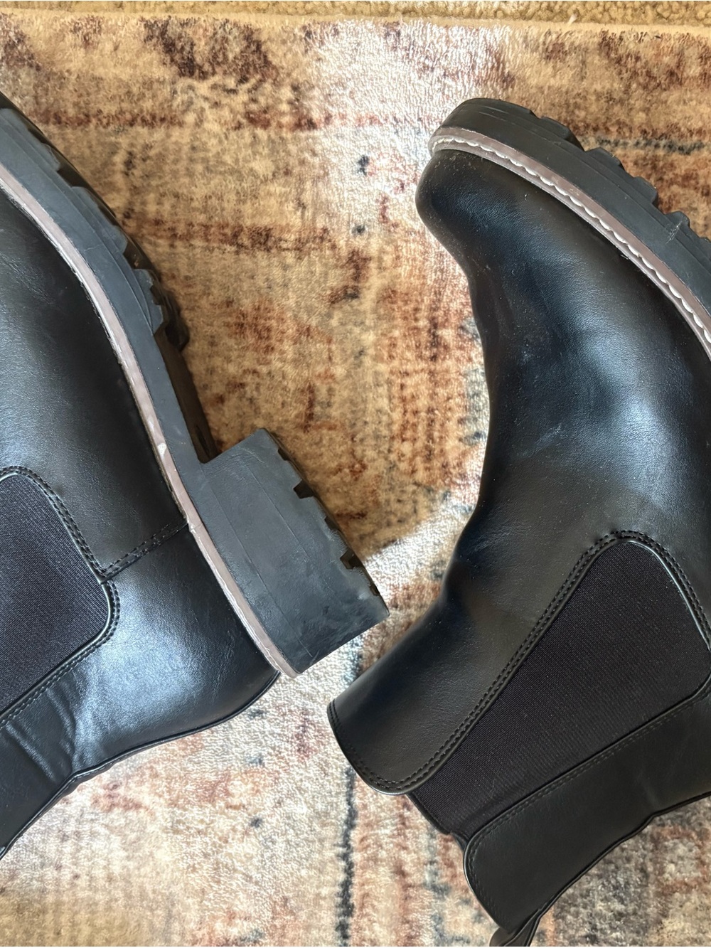 Universal thread Black Leather Chelsea Boots